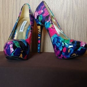 Steve Madden abstract floral 5 inch heels, size 7